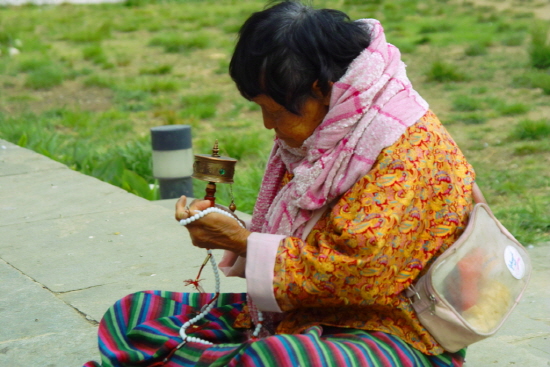불탑 앞에서 간절하게 기도를 하고 있는 팀푸의 노인