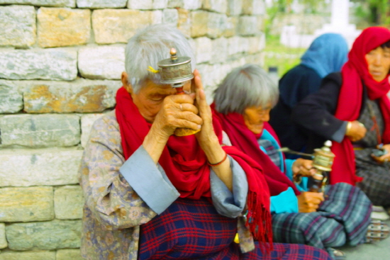 삶을 초월한 팀푸노인들의 기도는 '이것으로 족하다'는 표정이 담겨있다.