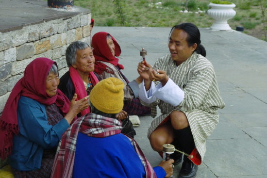 언젠가는 '구루 린포체로 태어나고 싶다는 가이드 쉐리가 부탄 노인들과 대화를 하고 있다. 