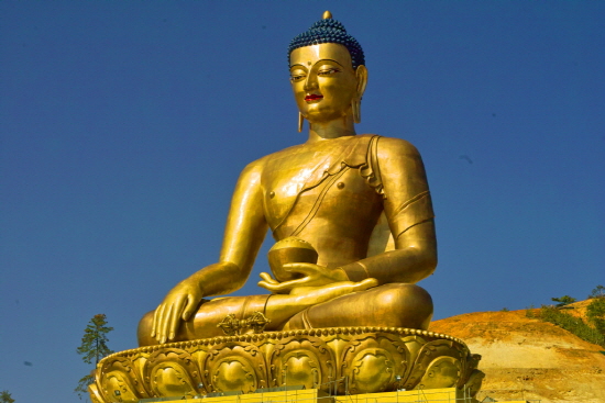 높이 51.5미터의 석가모니 불상(Buddha Dordenma Statue) 팀푸계곡 입구에 세워져 있다. 
