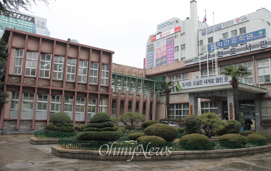 부산 도심에 위치한 부전도서관. 부산시민운동단체연대는 15일 이곳에서 현장 간담회를 열고 부산시장 후보들에게 공공적 도시개발을 공약에 포함시킬 것을 촉구했다. 지역에서 가장 오래된 도서관인 부전도서관은 부산시 등이 상업시설이 중심이 된 재개발을 추진하며 논란이 되고 있는 장소이기도 하다. 