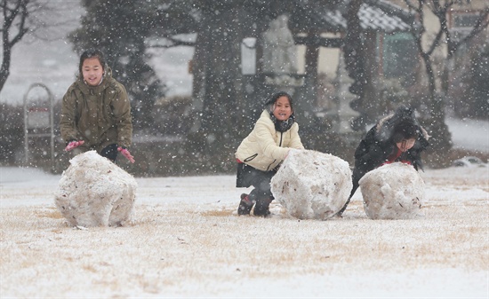 8일 함양 지곡초등학교 운동장에서 어린이들이 눈 굴리기를 하고 있다.