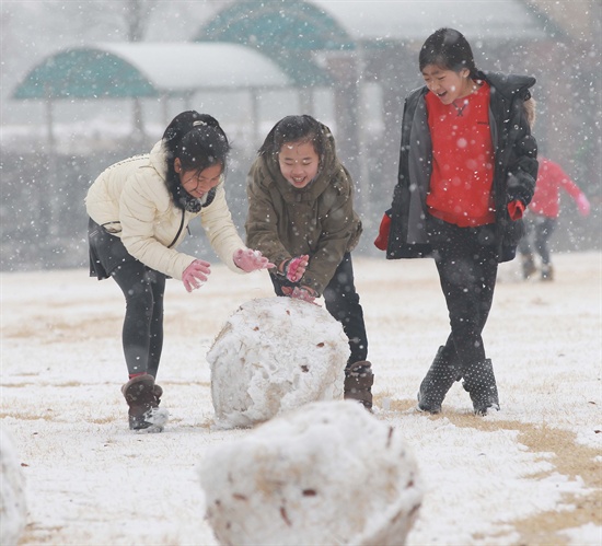 8일 함양 지곡초등학교 운동장에서 어린이들이 눈 굴리기를 하고 있다.