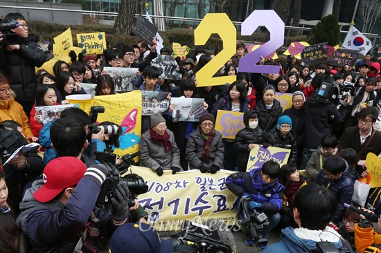 8일 오전 서울 중구 일본대사관 앞에서 열린 22주년 '수요집회'에 전국 각지에서 모인 참가자들로 가득 차 있다. 