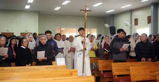 사제단 입장 '관권 부정선거 진상규명 및 박근혜 정권의 회개와 퇴진을 촉구하는 수원교구 시국미사'를 봉헌하기 위해 60여 명의 사제들이 신자들 사이로 입장하고 있다. 
