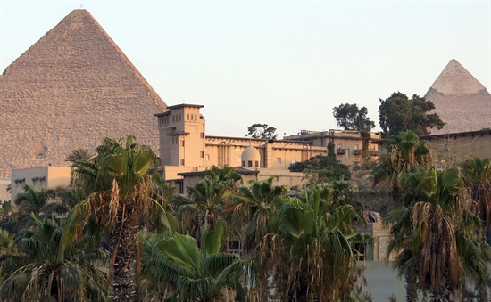 피라미드에서 가장 가까이 붙어있는 호텔, 메나하우스.
