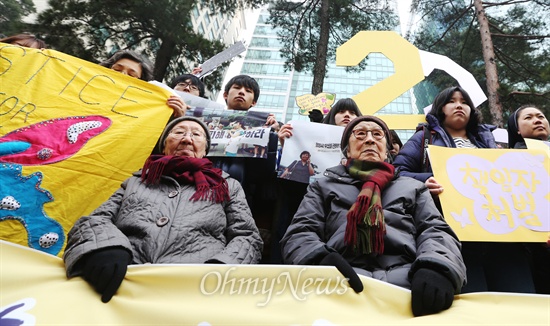 길원옥(왼쪽), 김복동 할머니가 8일  오전 서울 중구 일본대사관 앞에서 열린 22주년 '수요집회'에 참석하고 있다. 이 집회는 1992년 1월 8일 시작되 1108차를 맞고 있다.
