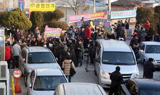 보수단체의 난동 미사 시간 내내 성당 밖에서 소란을 피운 보수단체 노인들은 미사 후 성당 마당에까지 들어와 난동을 부렸다. 권총을 빼들고 신자들에게 위협을 가한 군복 입은 노인도 있었다. 