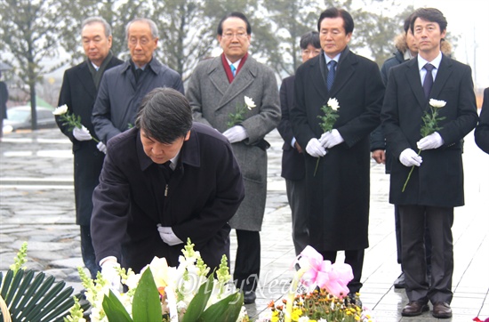  무소속 안철수 국회의원은 신당 창당 준비기구인 ‘국민과 함께하는 새정치 추진위원회’ 의장.공동운영위원장들과 함께 8일 오후 경남 김해 봉하마을을 찾아 고 노무현 전 대통령 묘역을 참배했다.