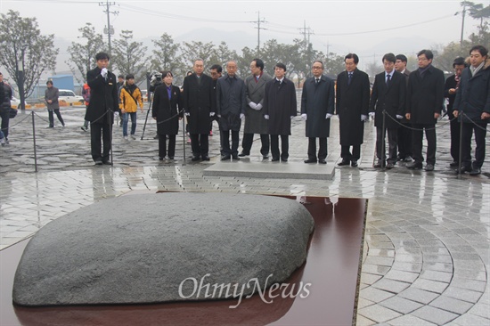  무소속 안철수 국회의원은 신당 창당 준비기구인 ‘국민과 함께하는 새정치 추진위원회’ 의장.공동운영위원장들과 함께 8일 오후 경남 김해 봉하마을을 찾아 고 노무현 전 대통령 묘역을 참배했다.