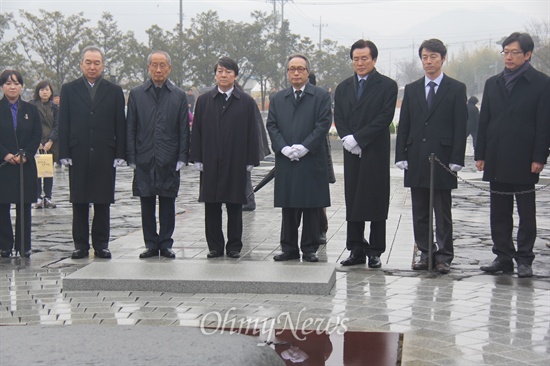  무소속 안철수 국회의원은 신당 창당 준비기구인 ‘국민과 함께하는 새정치 추진위원회’ 의장.공동운영위원장들과 함께 8일 오후 경남 김해 봉하마을을 찾아 고 노무현 전 대통령 묘역을 참배했다.