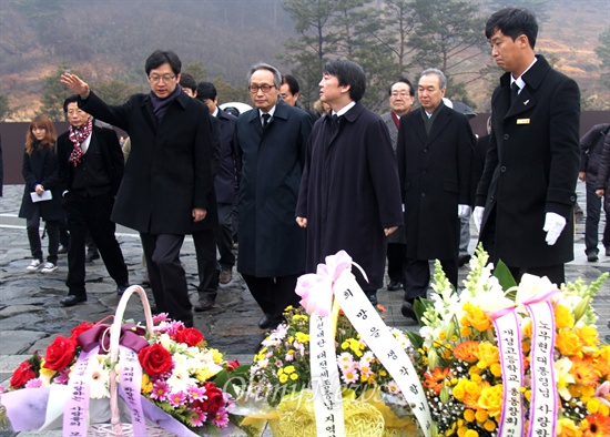  무소속 안철수 국회의원은 신당 창당 준비기구인 ‘국민과 함께하는 새정치 추진위원회’ 의장.공동운영위원장들과 함께 8일 오후 경남 김해 봉하마을을 찾아 고 노무현 전 대통령 묘역을 참배했다.