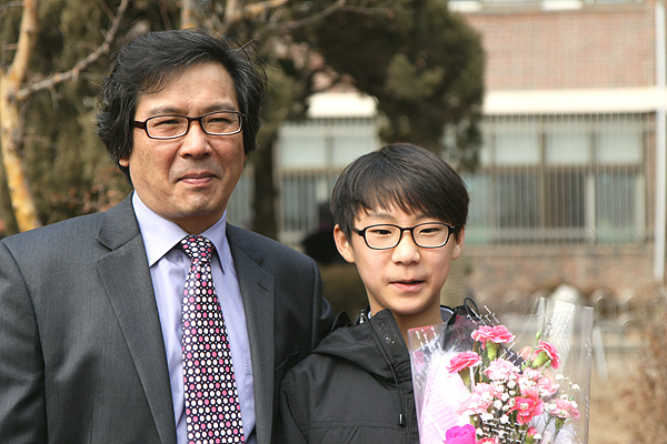 졸업식 초등학교 졸업식, 그때만 해도 머리 하나는 작던 녀석이 이젠 아빠하고 키도 몸무게도 거의 비슷하니 얼마나 감사한 일인지 모르겠다.