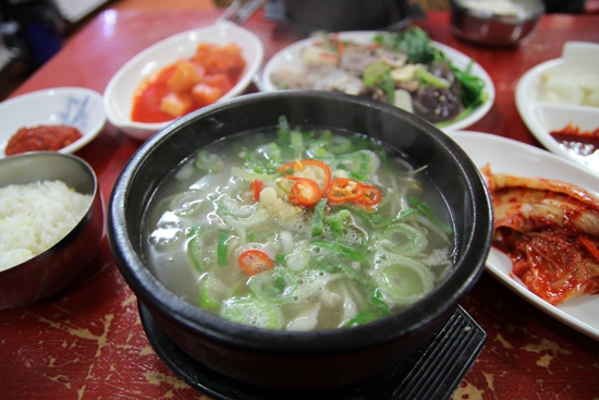 온갖 정성으로 끓여내 깔끔한 맛이 돋보이는 돼지국밥이다.

