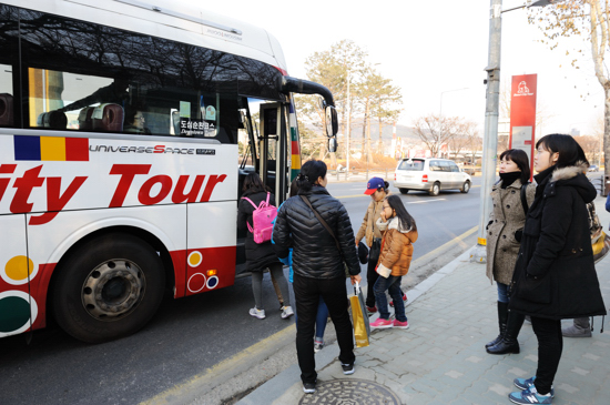 서울투어버스에 승객들이 승차하고 있다