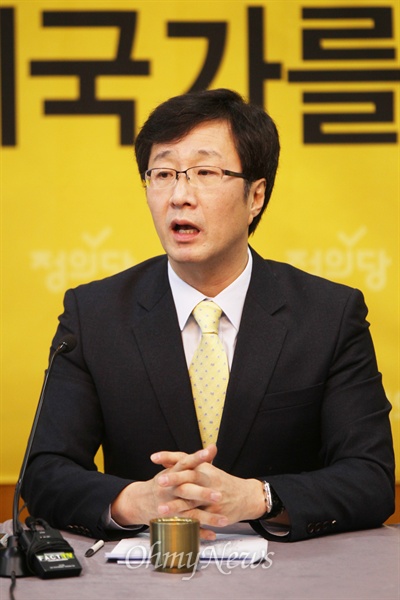 천호선 정의당 대표가 9일 국회 귀빈식당에서 열린 신년기자회견에서 기자들의 질문에 답변하고 있다.
