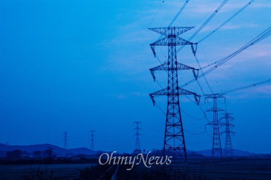충남 당진 왜목마을 일대에 설치된 765kV 송전탑이 줄지어 서 있다.
