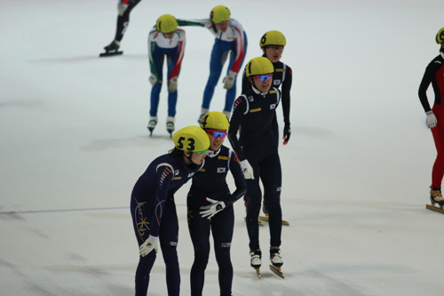  쇼트트랙 여자팀이 4년전 밴쿠버올림픽 계주에서의 실격을 딛고 금메달에 도전한다. 사진은 월드컵 대회에서 모습 