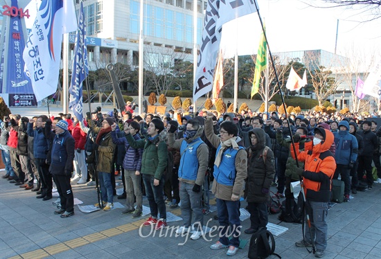  민주노총 부산지역본부는 9일 오후 부산시청 광장에서 총파업 2차 결의대회를 진행했다. 이날 결의대회에는 500여명의 노동자가 참석해 철도와 의료 민영화 저지 등의 구호를 외쳤다. 

