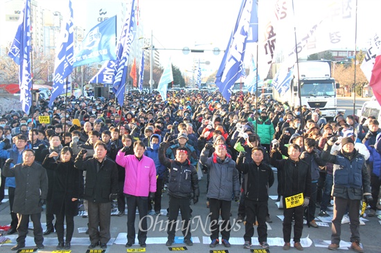  민주노총 경남본부는 9일 오후 S&T중공업 후문 앞 창원대로에서 대규모 조합원들이 참석한 가운데 "박근혜 퇴진, 민영화 저지, S&T중공업 노동탄압 분쇄, 2차 총파업 결의대회"를 열었다.
