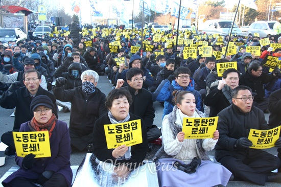 민주노총 경남본부는 9일 오후 S&T중공업 후문 앞 창원대로에서 대규모 조합원들이 참석한 가운데 "박근혜 퇴진, 민영화 저지, S&T중공업 노동탄압 분쇄, 2차 총파업 결의대회"를 열었다.