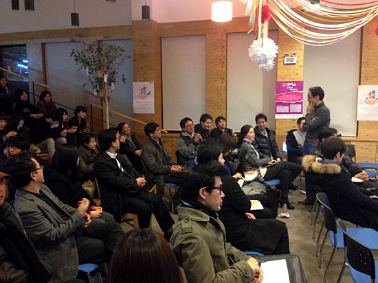 이원재 소셜픽션랩 대표가 7일 오후 서울 사회적경제지원센터에서 열린 소셜픽션 특강에서 참가자들과 이야기를 나누고 있다.