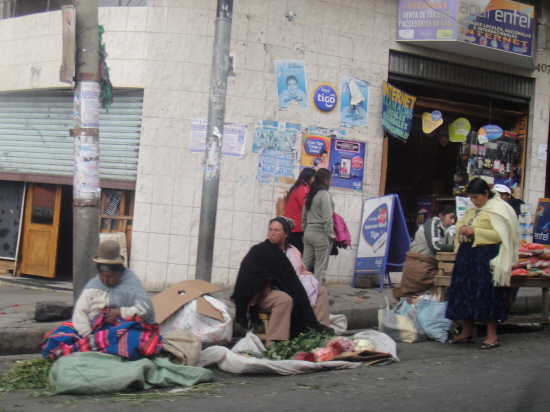 볼리비아 라파스시내에서 코카잎을 파는 노점상인들 . (2011년 5월 사진)