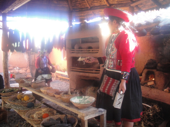 페루 친체로 마을에서 코카차를 만드는 모습. (2011년 5월 사진)