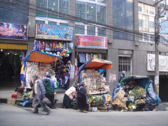 볼리비아 수도 라파스에서 코카잎을 파는 노점들. (2011년 5월 사진)