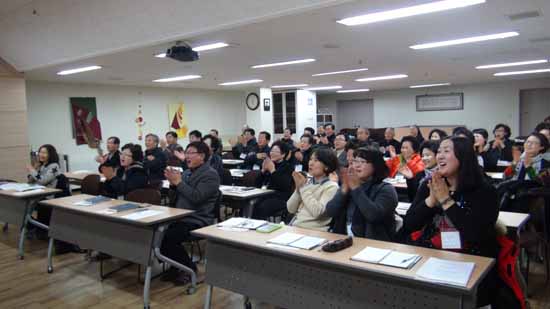 즐거운 강의 김현남 메히틸다 수녀님의 강의를 들으며 일행 모두 어린애들처럼 즐거워했다. 