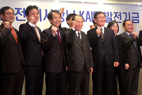 지난 1월 10일 오전 리츠칼튼호텔에서 열린 발전기금 약정식에서 정문술 전 KAIST 이사장(가운데)이 강성모 총장(오른쪽), 이광형 교수(왼쪽), 김영환 민주당 의원(왼쪽 두번째) 등과 기념 촬영을 하고 있다.