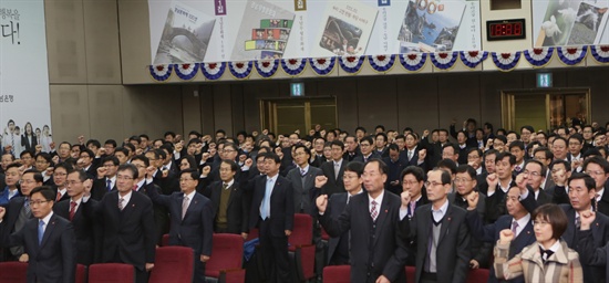  경남은행 3급 이상 부점장과 관리자들은 10일 저녁 경남 창원 마산회원구 소재 본점에서 비상대책위원회를 발족하고 ‘지역환원’을 위해 경남은행노동조합과 지역사회가 진행하는 모든 투쟁에 적극 참여할 것이라고 발표하였다.