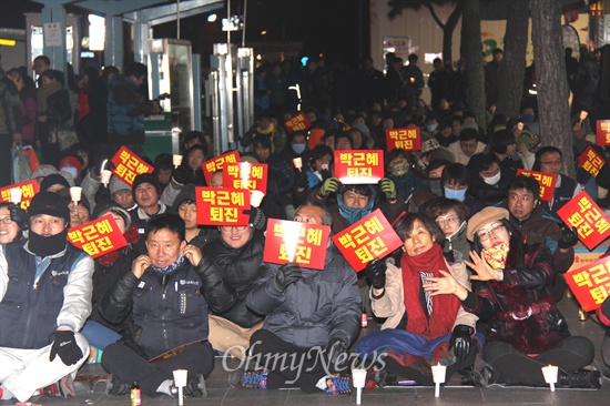 경남비상시국회의, 경남진보연합 등 단체들은 10일 저녁 창원 정우상가 앞에서 "민주주의 수호 경남촛불문화제"를 열었다.