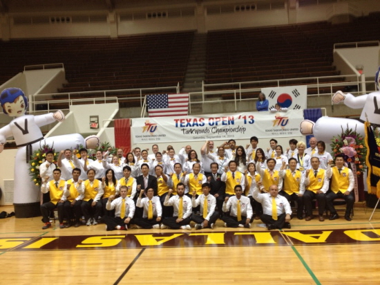 2013 태권도챔피언십 텍사스 오픈 (TEXAS OPEN '13 Taekwondo Championship)에서 심판진들과 함께