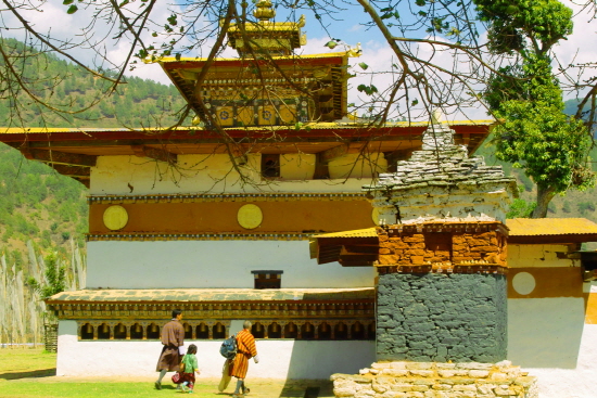 치미라캉사원에 기도를 하러 오는 부탄 불자들