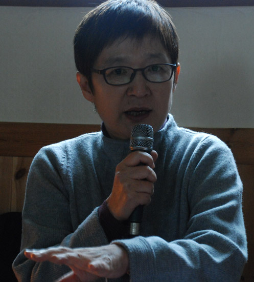 군지 마유미씨가 체르노빌을 다녀온 소감과 후쿠시마 원전사고 후의 모습에 대해 밀양 송전탑 반대주민들에게 강연하고 있다.
