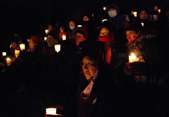 차가운 강바람이 몰아치는 영남루 계단에 촛불에 참여한 어르신
