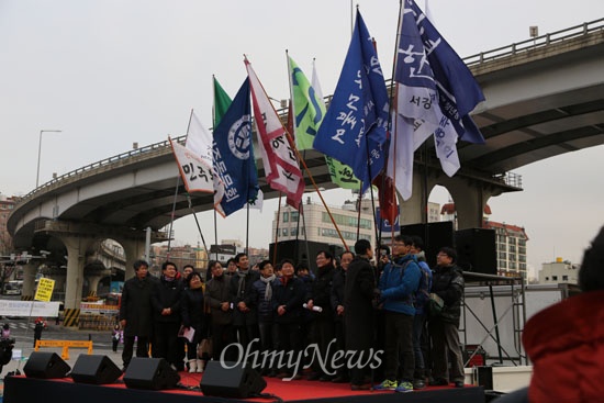 11일 오후 서울 서대문 독립공원에서 열린 민주화세대 집회에서 각 대학 민주동문회 회장단이 인사를 하고 있다. 
