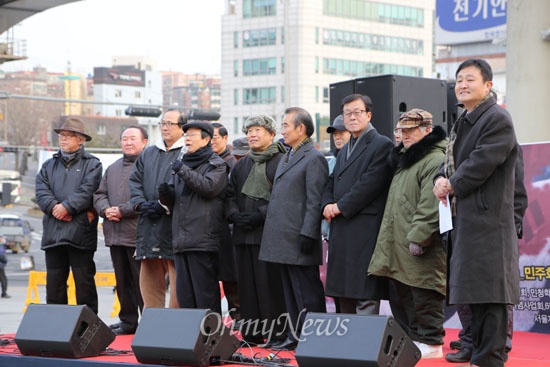 11일 오후 서울 서대문 독립공원에서 열린 민주화세대 집회에서 4.19, 민청학련, 긴급조치세대 인사들이 인사를 하고 있다.