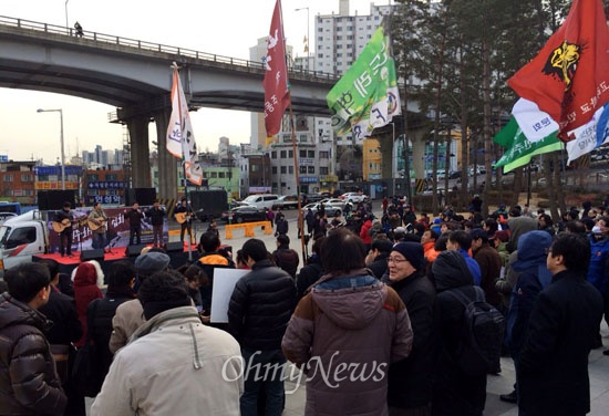 전국 대학 민주동문회 회원들이 11일 오후 서울 서대문 독립공원에서 민주화세대 집회를 진행하고 있다. 