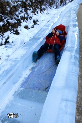 80m 길이의 얼음 미끄럼틀(봅슬레이)를  타고 내려가면 온갖 스트레스도 사라진다.
