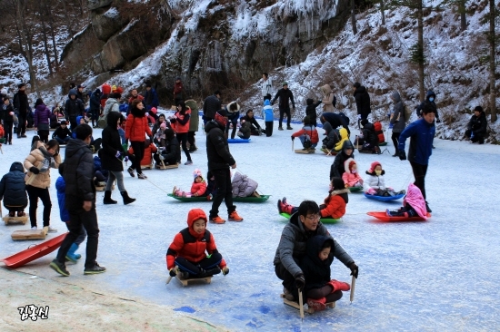 얼음 썰매를 타는 사람들은 추위를 제대로 즐긴다.
