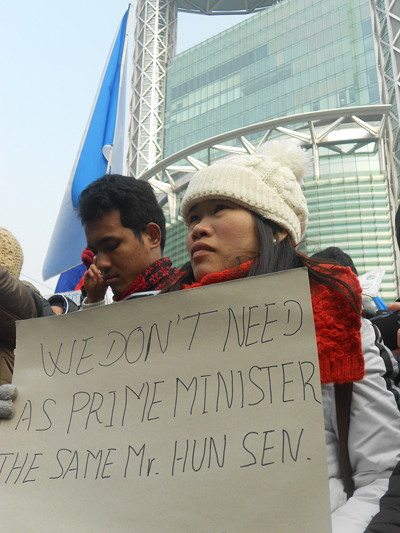 한국에서 일하는 이주노동자들은 보신각에 모여 캄보디아 정부를 비판하고 훈센 총리의 하야를 요구했다. 
