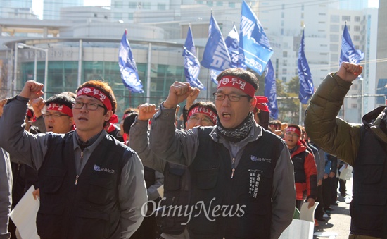  13일 하루동안 파업에 들어간 금속노조 삼성전자서비스지회 부산·양산지역 노동자들이 이날 오전 부산 해운대센터 앞에 모여 파업 출정식을 열고있다. 