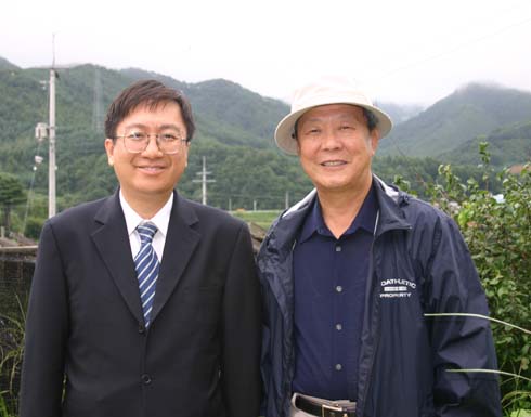  강원도 횡성 안흥 산골마을로 찾아온 찰스리(왼쪽) 제자와 함께(2005. 8. 25.)