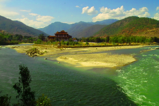 푸나카 종은 히말라야에서 흘러내리는 어머니의 강(모츄)과 아버지의 강(포츄)이 합류되는 지점에 건설된 부탄에서 가장 아름다운 종이다.