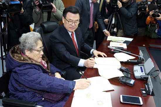  일본군 위안부 피해자 김복득 할머니와 고영진 경남도교육감이 14일 경남도교육청에서 증언록 <나를 잊지 마세요> 영어판을 내고, 오바마 미국 대통령한테 보내면서 편지에 서명하고 있다.