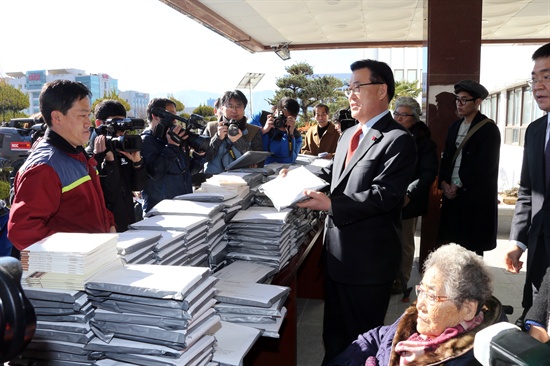  일본군 위안부 피해자 김복득 할머니와 고영진 경남도교육감이 14일 경남도교육청에서 증언록 <나를 잊지 마세요> 영어판과 중국어판을 세계 각국으로 발송하기 위해 우편물을 창원우체국 관계자한테 전달하고 있다.