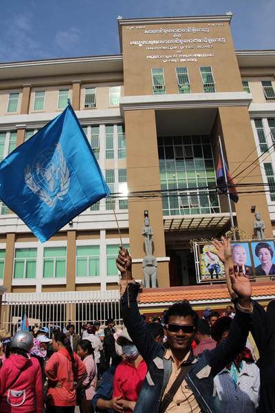 14일 (현지시각) 이른 새벽부터 수천여명의 시민들이 프놈펜 법원 앞에 몰려와 훈센 총리 퇴진과 UN이 이번 사태와 관련하여 적극적으로 나서 줄 것을 요구하고 있다. 