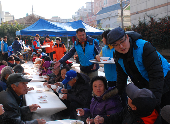 대구 동구 효목1동 청년회가 주최한 경로 떡국 대접 행사. 글쓴이도 회원이라 일손 돕는 겸 어르신과 얘기도 나눴다. 오른쪽 끝이 글쓴이.